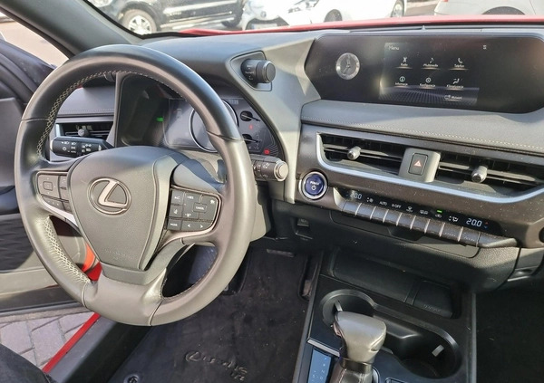 Lexus UX cena 124000 przebieg: 64086, rok produkcji 2019 z Gubin małe 379
